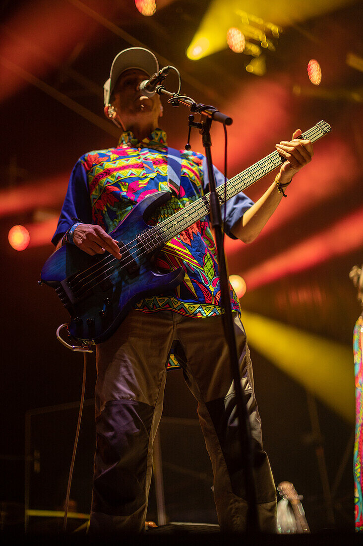 Die kolumbianische Band Aterciopelados tritt live beim Vive Latino 2022 Festival in Zaragoza, Spanien, auf