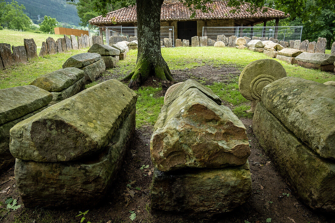 Necrópolis de San Adrián de Argiñeta, in Ermita de San Adrián, Elorrio, Vizcaya, País Vasco, España