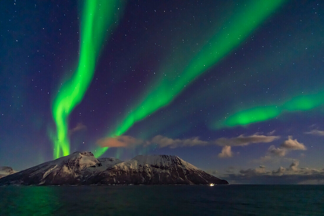 Ein schönes Polarlicht in Vorhängen über dem Norden, 19. Oktober 2019, beobachtet vom oberen Deck 9 der ms Trollfjord auf der Fahrt in Richtung Süden nördlich von Tromsø entlang der norwegischen Küste. Die Beleuchtung stammt teilweise vom abnehmenden Gibbous-Mond.