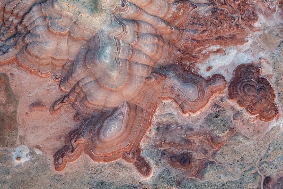 Luftaufnahme der farbenfrohen Bentonite Hills vor der Morgendämmerung, nahe Hanksville, Utah.