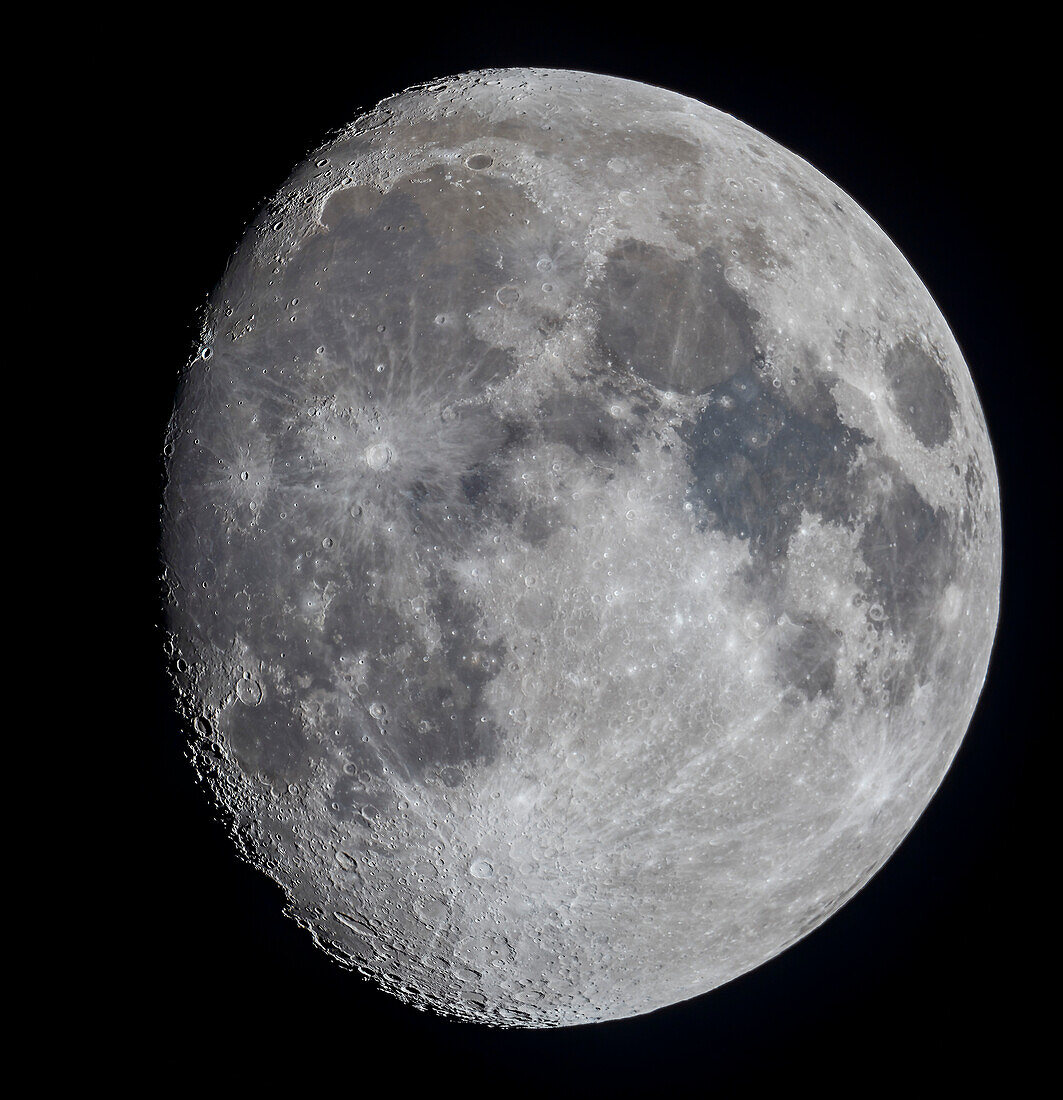 Ein Mosaik des 11 Tage alten Gibbous-Mondes am 17. März 2019, das die volle Scheibe und das Ausmaß der unglaublichen Details entlang des Terminators zeigt, der Trennlinie zwischen der Tag- und der Nachtseite des Mondes, wo die Sonne von der Mondoberfläche aus gesehen aufgeht.