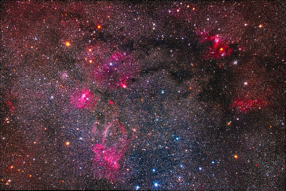 Eine Ansammlung von hellen Sternhaufen und farbenfrohen Nebeln an der Grenze zwischen Kassiopeia und Cepheus.