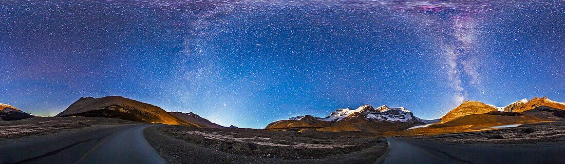 Die Columbia Icefields und der Athabasca Glacier im Jasper National Park, kurz bevor der abnehmende Mond über den Bergen aufstieg, um den Vordergrund zu beleuchten, aber als er bereits die Gipfel um die Icefields beleuchtete. Die Milchstraße geht in den blauen Himmel einer mondbeschienenen Nacht über. Der Mond geht gerade links von der Mitte unter dem Sternhaufen der Plejaden auf. Der Große Wagen ist ganz links im Norden zu sehen.