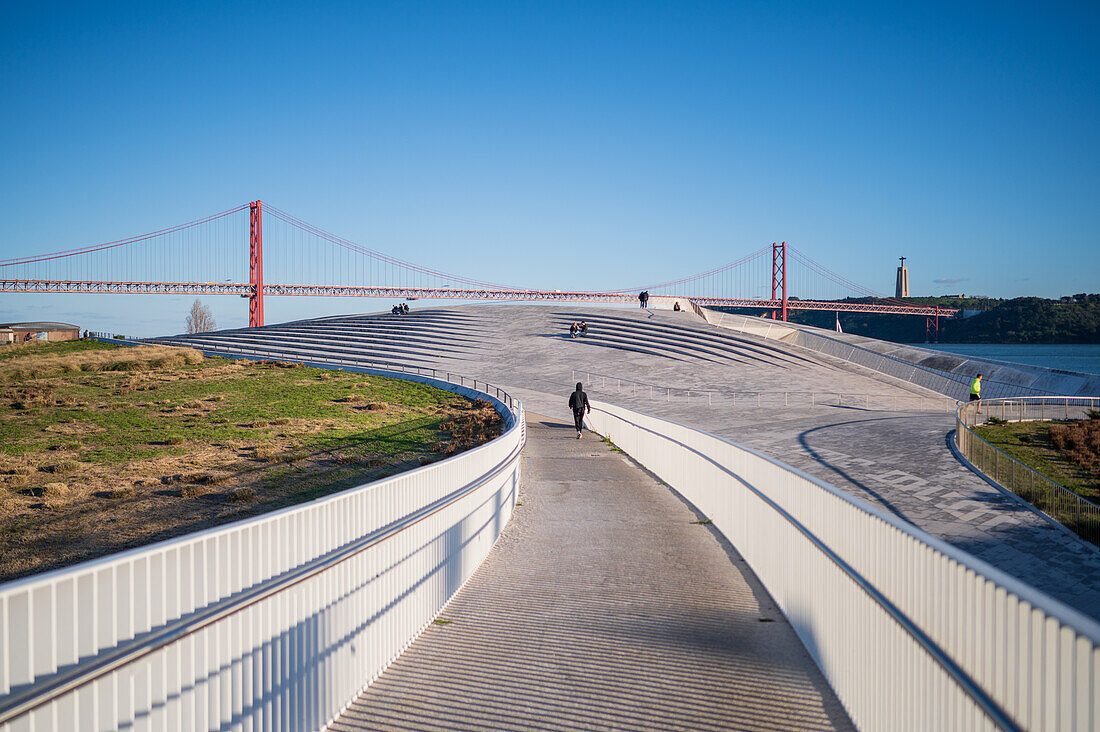 Blick auf die Brücke Ponte 25 de Abril vom Dach des MAAT (Museum für Kunst, Architektur und Technologie), entworfen von der britischen Architektin Amanda Levete, Belem, Lissabon, Portugal