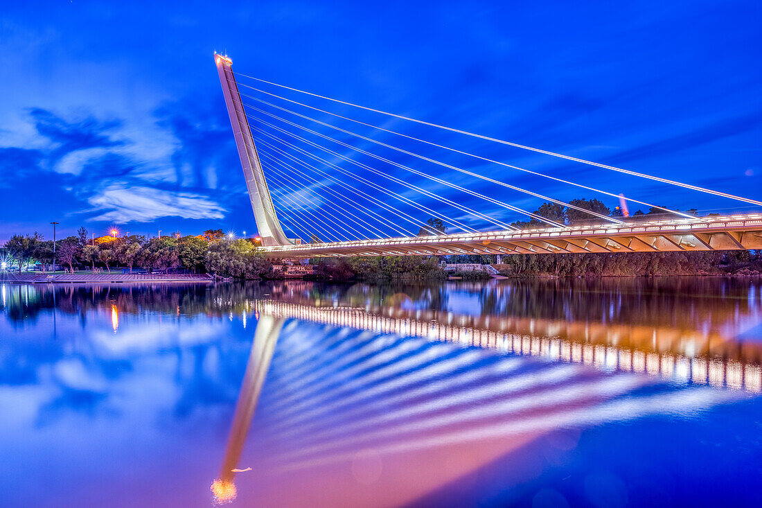 Alamillo-Brücke in der Abenddämmerung, Sevilla, Spanien