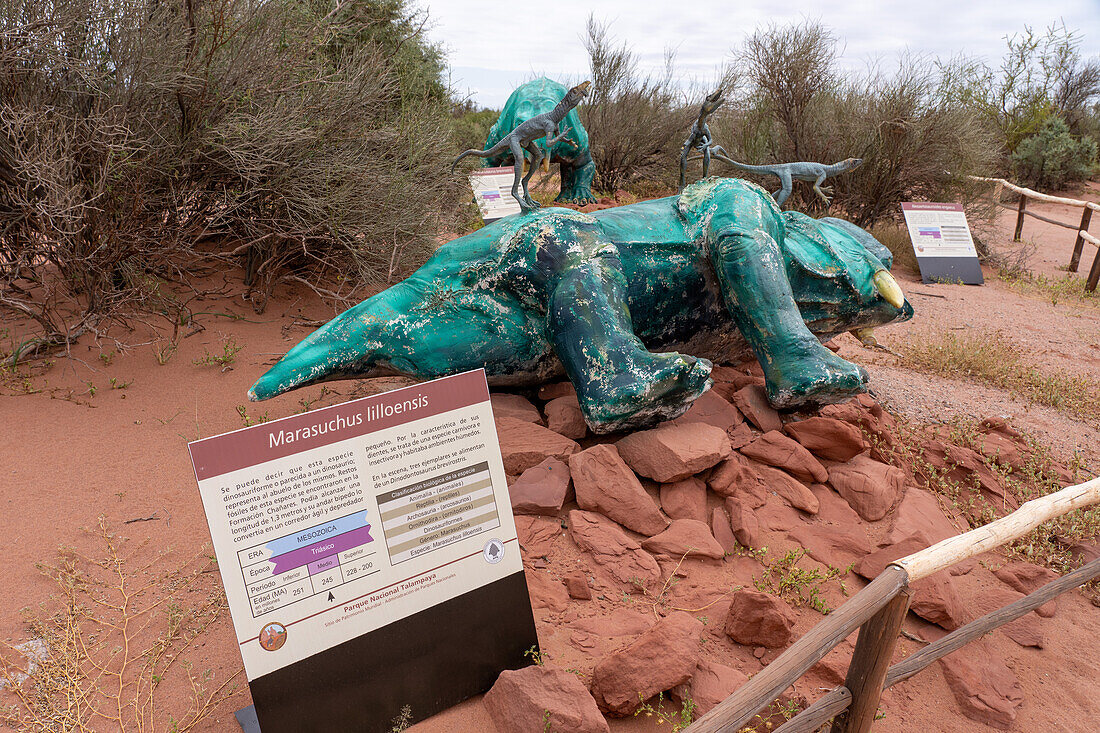 Drei kleine Marasuchus lilloensis auf einem umgefallenen Dinodontosaurus brevirostris auf dem Triassic Trail im Talampaya National Park, Argentinien.