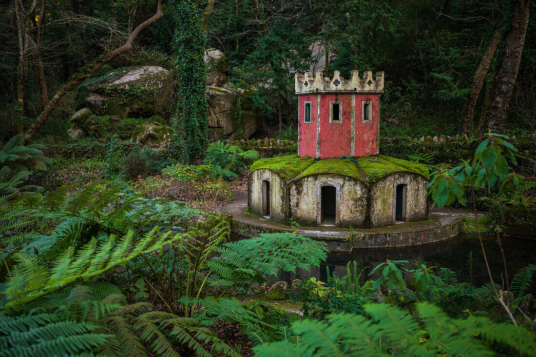 Antikes Entenhaus, das einem Turm ähnelt, im Tal der Seen und Vogelbrunnen im Park und Nationalpalast von Pena (Palacio de la Pena), Sintra, Portugal