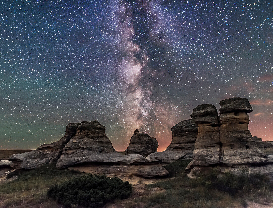 Die sommerliche Milchstraße über den Sandsteinformationen im Writing-on-Stone Provincial Park in Süd-Alberta, in einer dunklen Mondnacht, 31. Juli 2016. Der Vordergrund wird nur vom Sternenlicht beleuchtet. Hier wurde keine künstliche Lichtmalerei verwendet. Der Lagunennebel und Objekte in Sagittarius und Scutum befinden sich hier südlich im Zentrum.