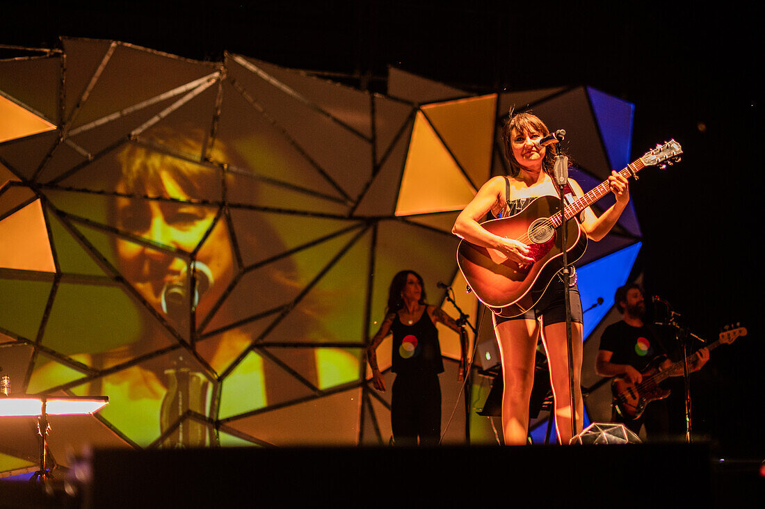 Der spanische Künstler Amaral tritt live beim Vive Latino 2022 Musikfestival in Zaragoza, Spanien, auf