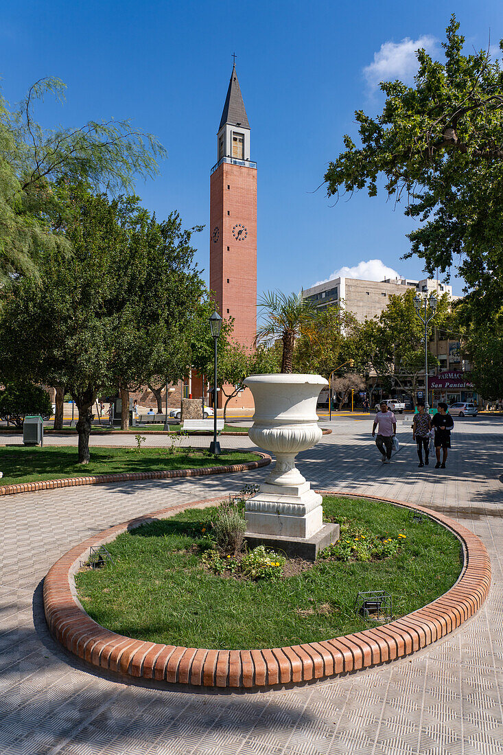 Die Plaza 25 de Mayo, der Hauptplatz im Zentrum von San Juan, Argentinien. Dahinter befindet sich der Glockenturm der Kathedrale.