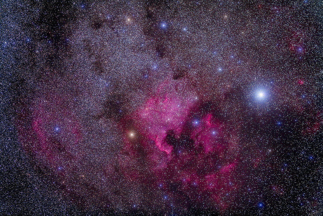 Der Nordamerikanebel (NGC 7000) und der Pelikannebel (IC 5070) in der Nähe von Deneb in Cygnus. Aufgenommen von zu Hause aus am 24. Juli 2012 mit der Canon 5D MkII Kamera bei ISO 800 und dem Canon 200mm Objektiv der L-Serie bei f/3,5 für einen Stapel von 2 x 5 Minuten Belichtungen, im Mittel kombiniert, plus 2 x 5 Minuten Belichtungen mit Dunst am Himmel, der das Sternenglühen verstärkt hat.