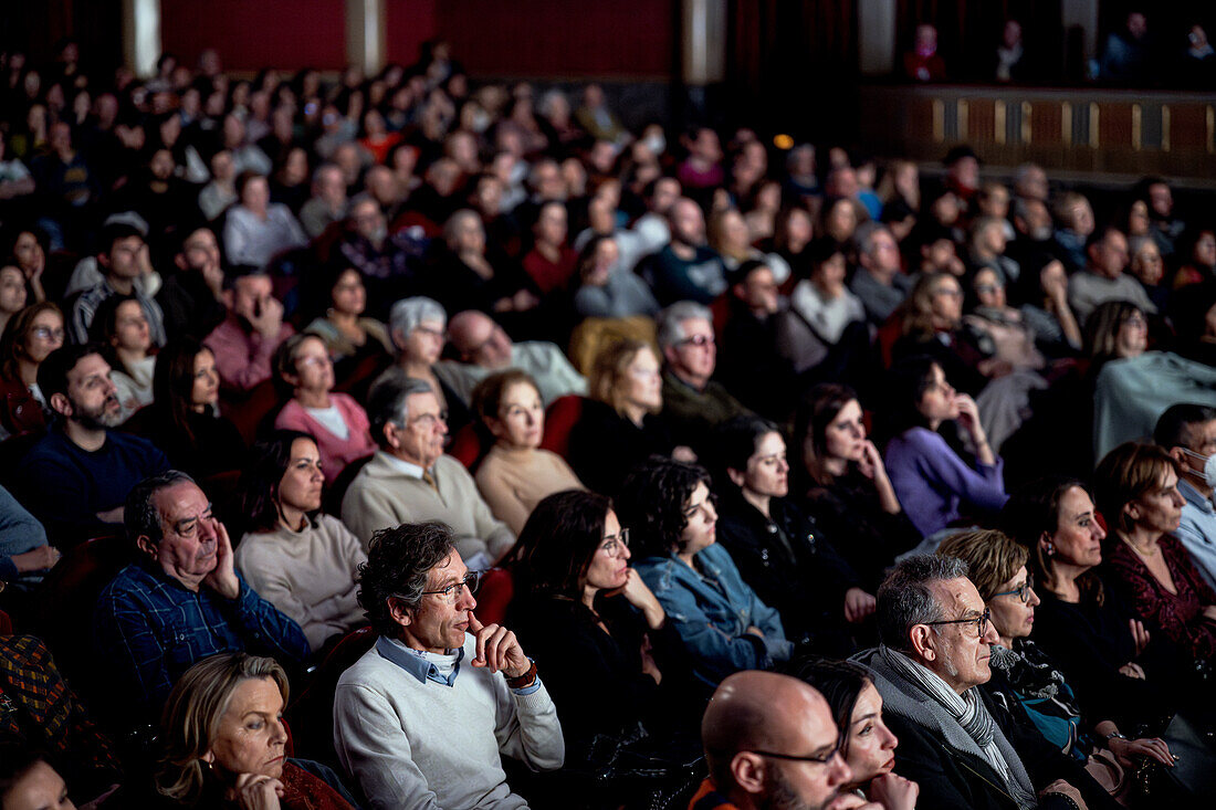 Überfüllter Innenhof des Lope de Vega Theatersaals (Sevilla, Spanien) während einer Aufführung.