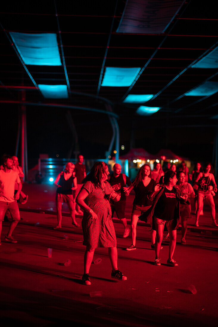Menschen tanzen während des Vive Latino 2022 Musikfestivals in Zaragoza, Spanien