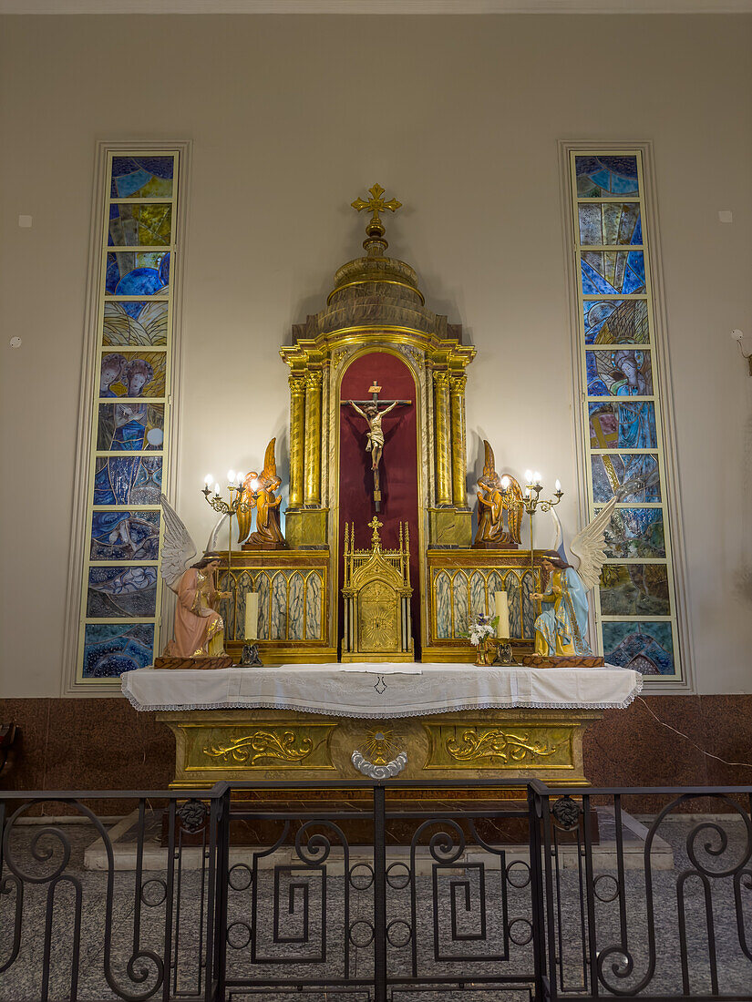Der vergoldete Tabernakel und das Altarbild in einer Seitenkapelle der kunstvollen Kathedrale der Unbefleckten Empfängnis in San Luis, Argentinien.