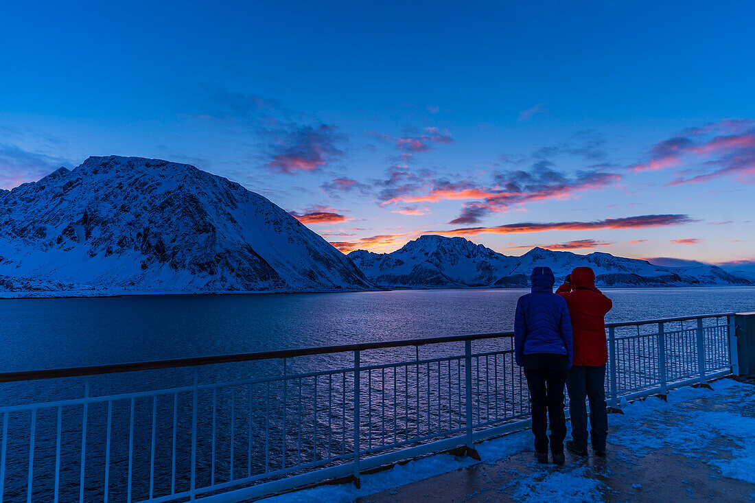Beobachtung des Sonnenuntergangs in Norwegen von der ms Trollfjord aus auf der Reise nach Süden, am 2. März 2019.