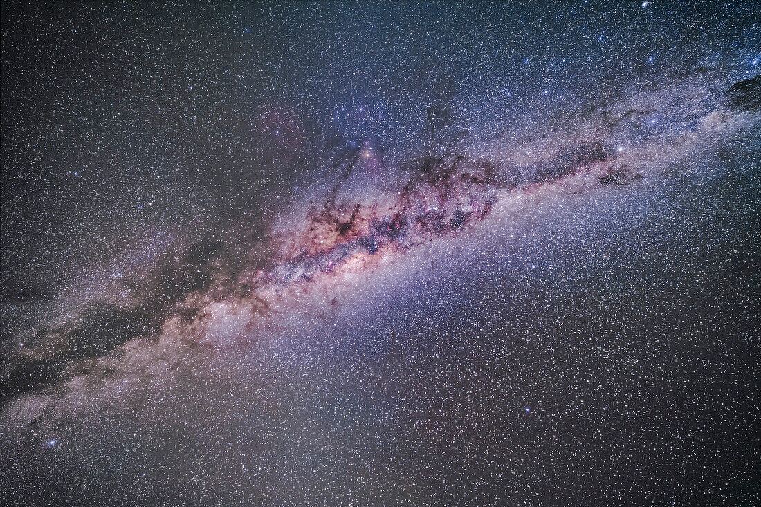 Das Zentrum der Galaxie im Sternbild Schütze und Skorpion in den frühen Morgenstunden eines Aprils in Australien am Himmel. Rechts oben sind Alpha und Beta Centauri zu sehen, links unten Altair.