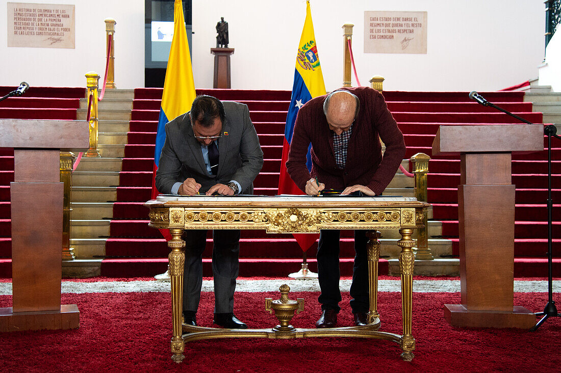 Der venezolanische Außenminister Yvan Gil (L) und der kolumbianische Außenminister Alvaro Leyva (R) unterzeichnen am 30. Juni 2023 in Bogota, Kolumbien, eine gemeinsame Erklärung über die Zusammenarbeit bei der Suche nach Personen, die an der venezolanischen Grenze vermisst werden.
