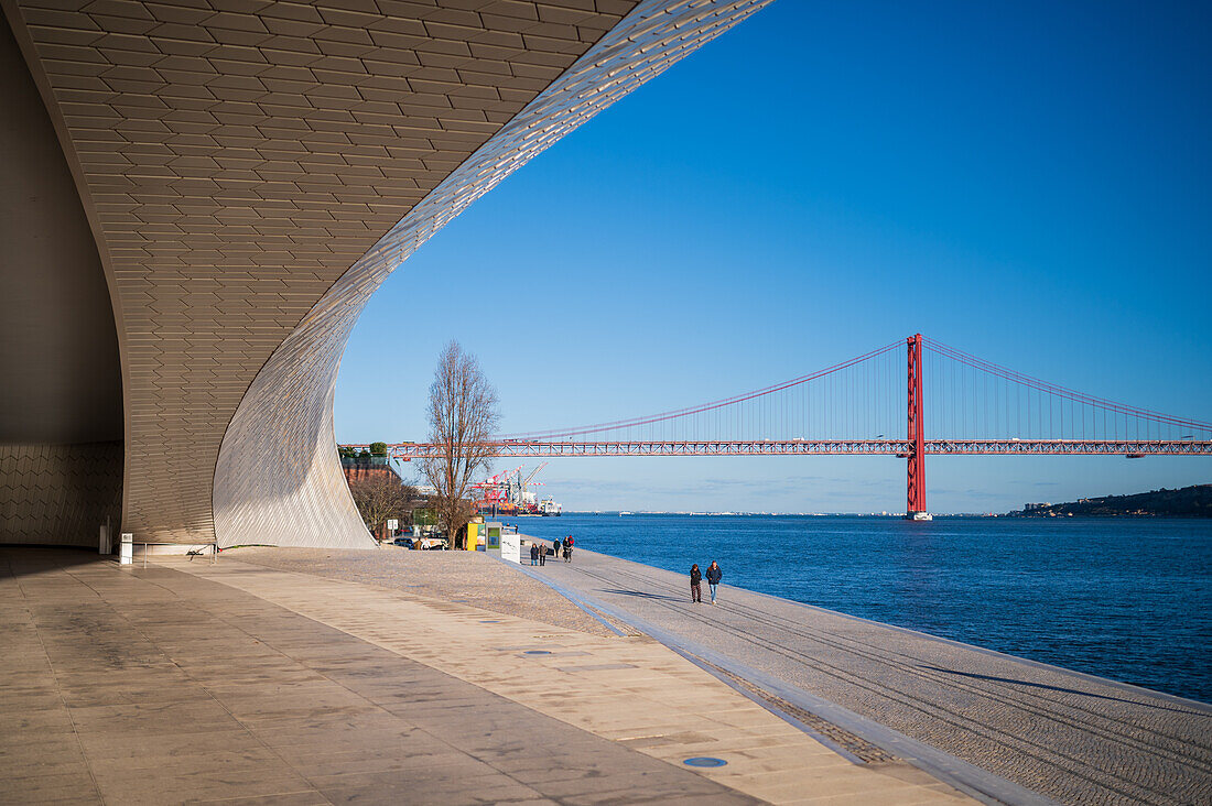 MAAT (Museum für Kunst, Architektur und Technologie) Kunsthalle, entworfen von der britischen Architektin Amanda Levete, und Brücke Ponte 25 de Abril, Belem, Lissabon, Portugal