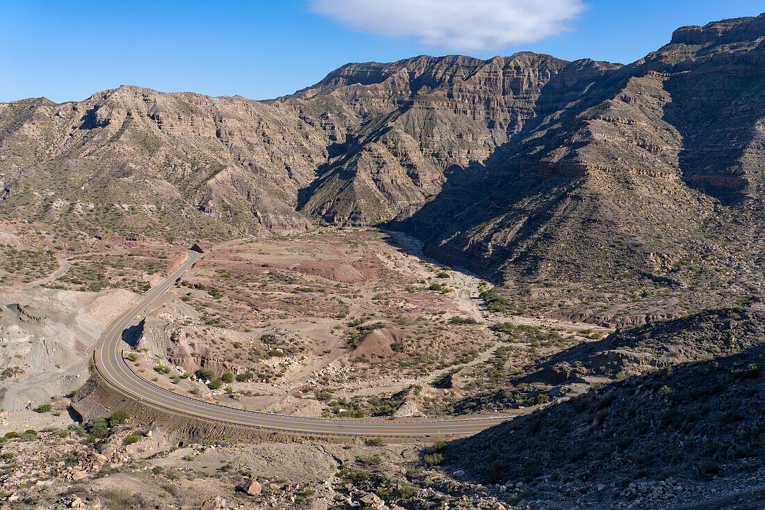 Die Route 150 windet sich durch die Schluchten des Ischigualasto Provincial Park in der Provinz San Juan, Argentinien.