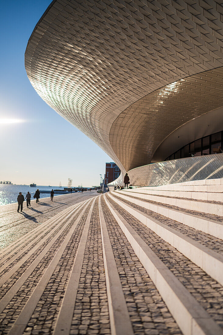 MAAT (Museum für Kunst, Architektur und Technologie), entworfen von der britischen Architektin Amanda Levete, Belem, Lissabon, Portugal