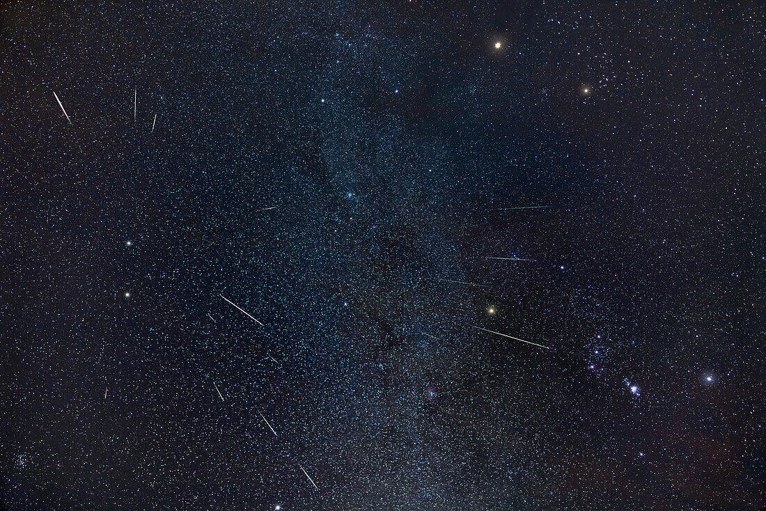 Der Geminiden-Meteorschauer von 2022, mit dem Strahlungspunkt in Zwillinge links, über Castor und Pollux. Orion ist unten rechts zu sehen. Mars im Stier ist oben, links von Aldebaran und dem Hyaden-Sternhaufen. Der Bienenstock-Sternhaufen M44 befindet sich in der unteren linken Ecke. Kleine Sternhaufen in Zwillinge (M35) und Auriga (M36, M37, M38) befinden sich oben.
