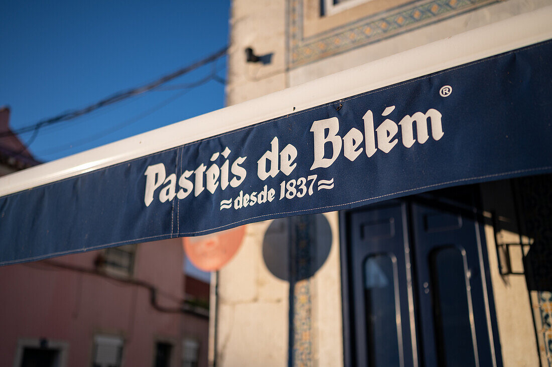 Bäckerei-Café Pasteis de Belem in Lissabon, das seit 1837 nach einem alten und geheimen Rezept aus dem Mosteiro dos Jeronimos (Jeronimos-Kloster) das Original herstellt.