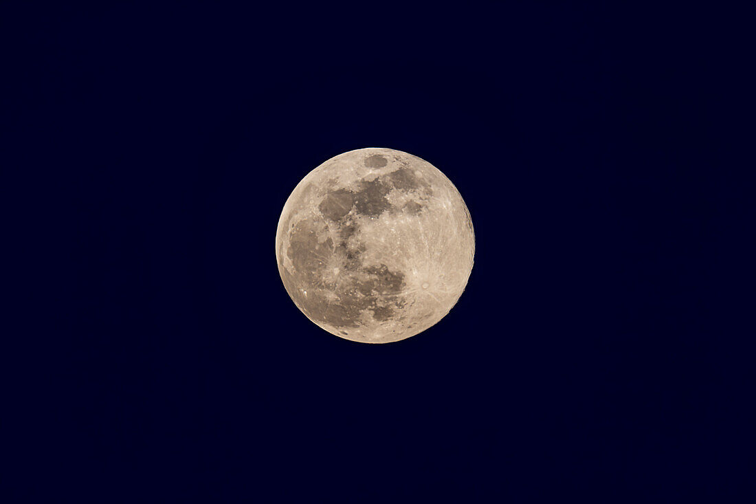 Der Vollmond zur Tagundnachtgleiche am 20. März 2019 erreicht seine volle Phase nur vier Stunden nach dem Zeitpunkt der Frühjahrstagundnachtgleiche und wurde hier kurz vor dem Aufgang des Vollmonds aufgenommen. Ich habe dieses Bild aufgenommen, als der Mond noch im Aufgang war und der Himmel tiefblau und durch die atmosphärische Absorption gelb gefärbt war. Trotzdem ist dies eine Mischung aus kurzen (für den Mond) und langen (für den Himmel) Belichtungen, um den Dynamikbereich zu erfassen.