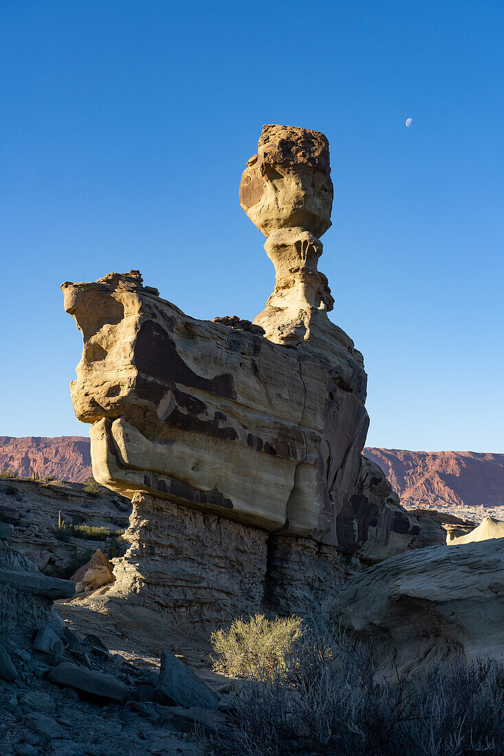 Mond über dem Submarine, einer erodierten Sandsteinformation im Ischigualasto Provincial Park, Provinz San Juan, Argentinien.