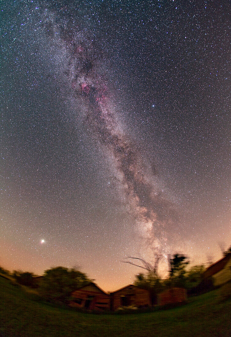 Stapel von zwei 6-Minuten-Belichtungen bei ISO 400 und f/4 mit 15mm Objektiv und Canon 5DMkII Kamera. Aufgenommen am 10. September 2009, als der Mond gerade aufging oder kurz davor war, daher ist der Himmel heller als normal.