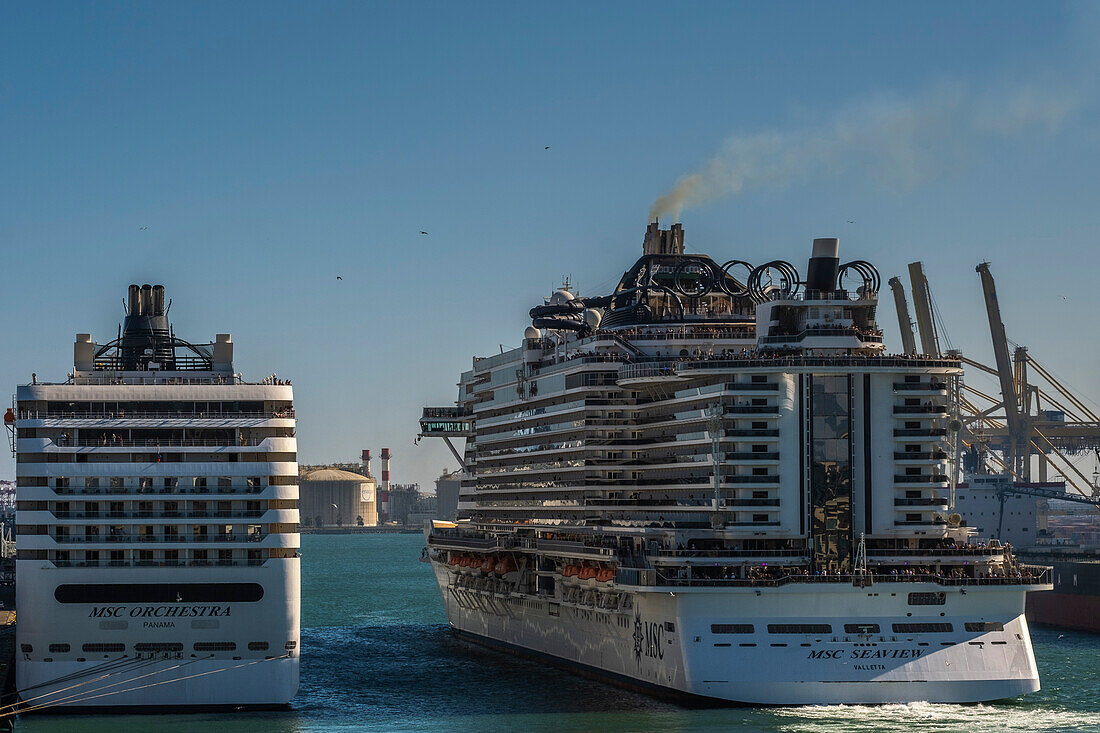 Kreuzfahrtschiff im Hafen von Barcelona stößt Rauch aus, Barcelona, Spanien