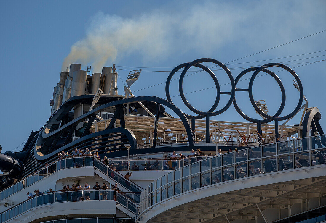 Kreuzfahrtschiff im Hafen von Barcelona stößt Rauch aus, Barcelona, Spanien