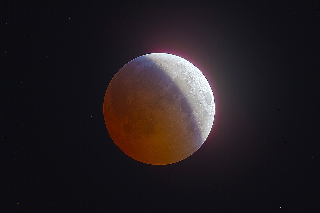 Totale Mondfinsternis, 20./21. Dezember 2010, aufgenommen von zu Hause aus mit 130mm AP apo Refraktor bei f/6 und Canon 7D bei ISO 400. Ein HDR-Komposit aus 9 Bildern von 1/125 Sekunde bis 2 Sekunden, zusammengesetzt in Photoshop CS5. Die Vibrancy wurde erhöht, um die Farbvariationen im Schatten und am Rande des Schattens hervorzuheben. Aufgenommen um etwa 12:21 Uhr MST am 21. Dezember, etwa 20 Minuten vor Beginn der Totalität, während der partiellen Phase.