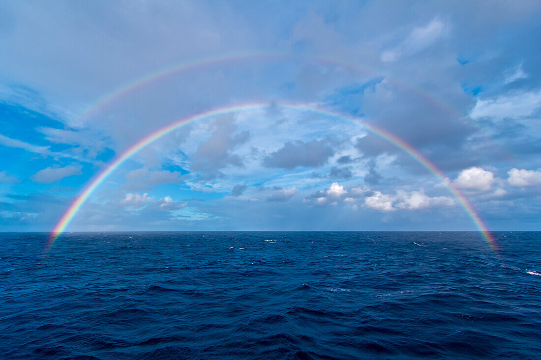 Doppelter Regenbogen auf dem Meer über dem Atlantik, am Morgen der totalen Sonnenfinsternis, 3. November 2013, vom Segelschiff Star Flyer aus. Aufgenommen mit 10-22mm Objektiv und Canon 60Da.