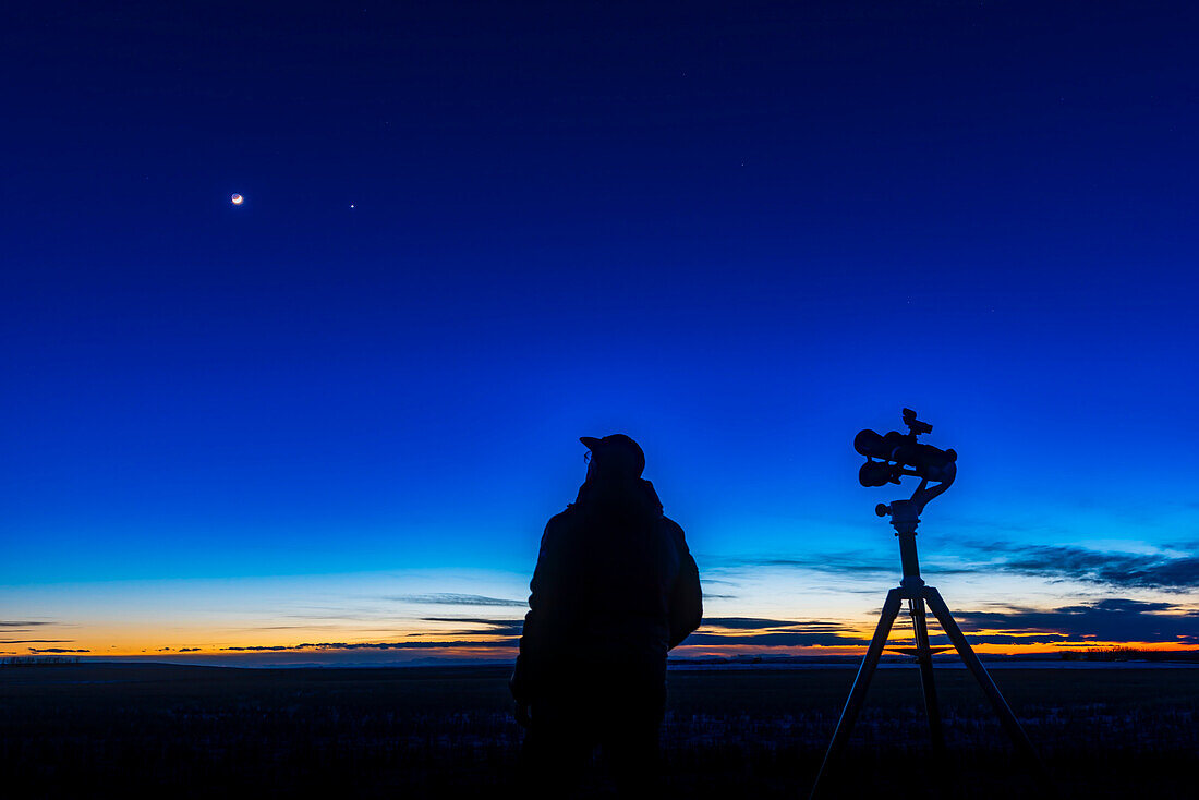 A selfie looking at the waxing crescent Moon near Venus on Feb 27, 2020, standing beside the Celestron SkyMaster 15x70 Pro binoculars on the Sky-Watcher AZ5 mount.