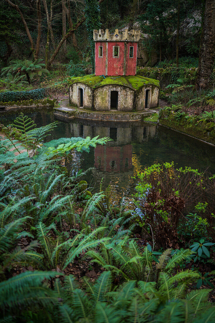 Antikes Entenhaus, das einem Turm ähnelt, im Tal der Seen und kleiner Vogelbrunnen im Park und Nationalpalast von Pena (Palacio de la Pena), Sintra, Portugal