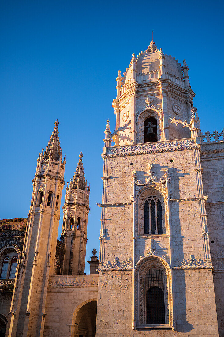 Jeronimos-Kloster oder Hieronymitenkloster bei Sonnenuntergang, Belem, Lissabon, Portugal
