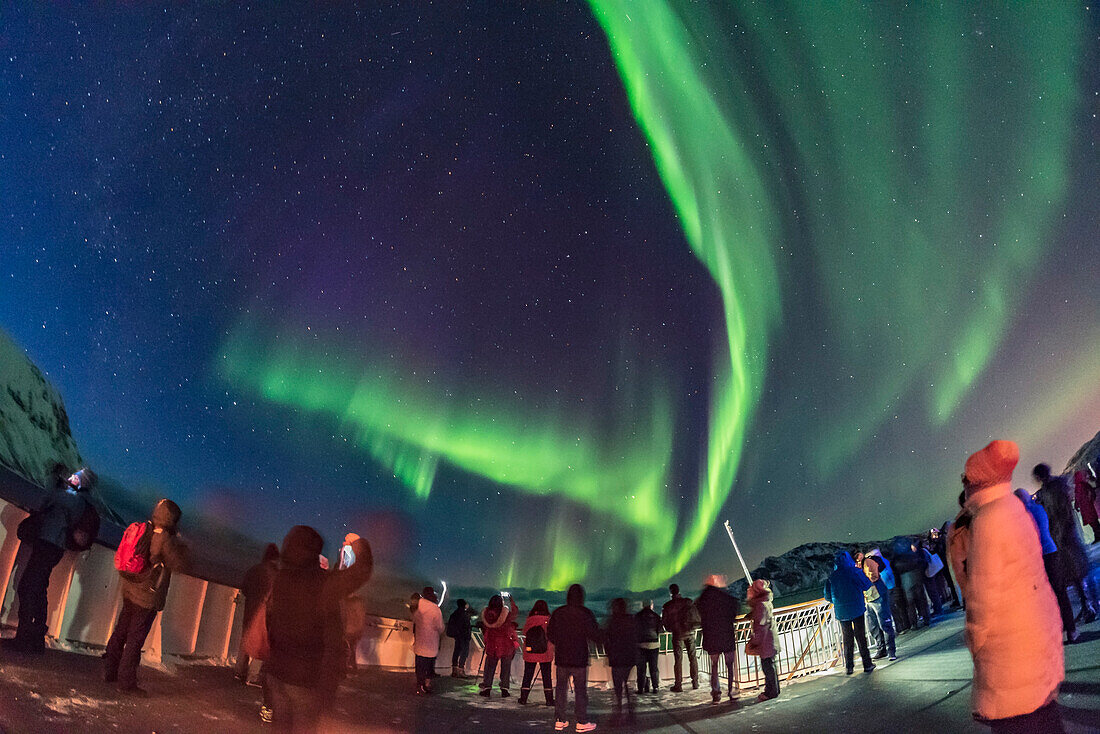 Aurora-Touristen, die das Himmelsspektakel am 14. März 2018 vom Achterdeck des Hurtigruten-Schiffs m/s Nordnorge auf der Fahrt nach Süden genießen, von einem Standort nördlich von Tromsø in dieser Nacht.