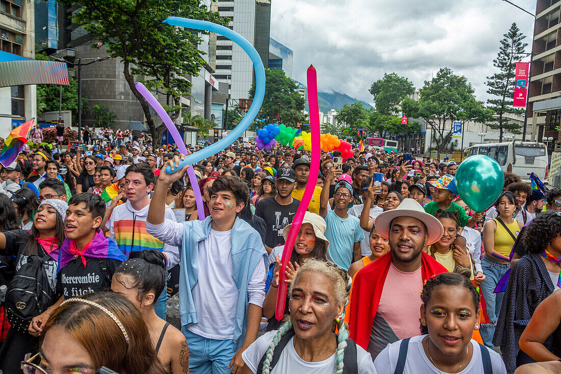 Pride-Parade in Caracas, Venezuela. Mit der Anwesenheit der UN in Venezuela, Diplomaten und Vertretern verschiedener Botschaften der Europäischen Union in Venezuela. 2. Juli 2023