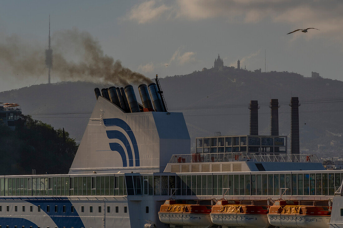 Cruise ship in the port of Barcelona expelling smoke, Barcelona, Spain