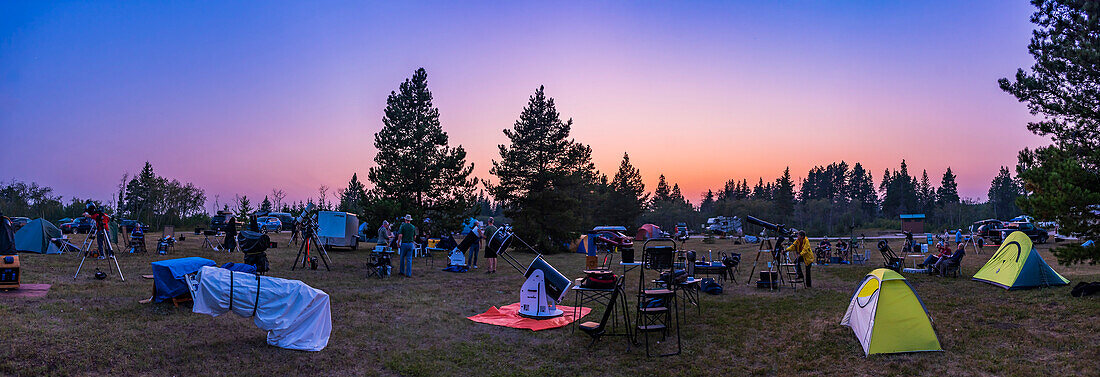 Ein 5-teiliges Panorama, aufgenommen am 9. August 2018 bei der Saskatchewan Summer Star Party. Der Himmel ist durch Waldbrandrauch gerötet.