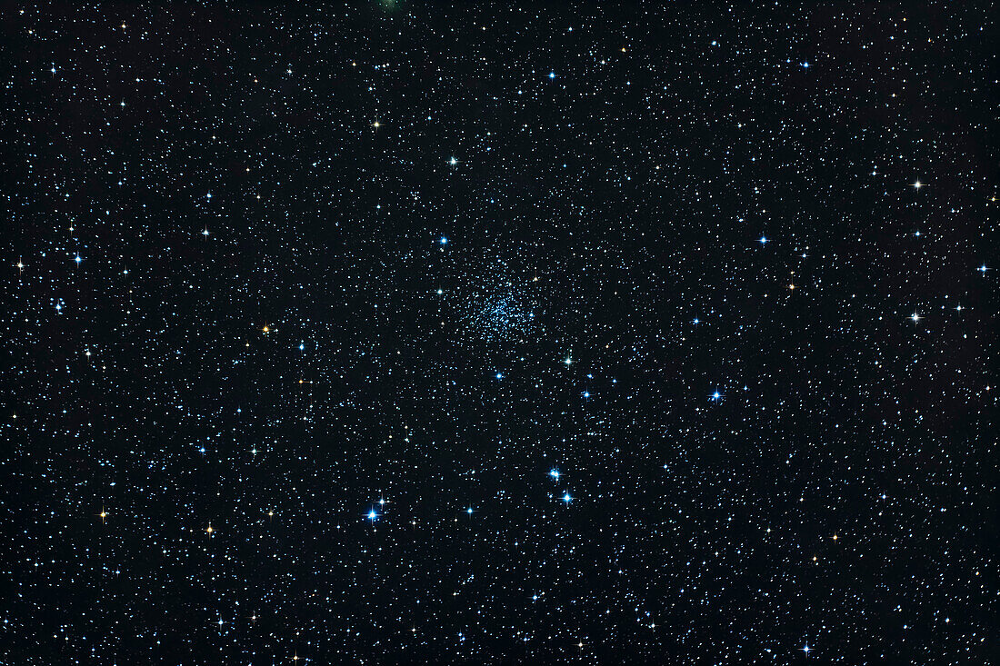 Der offene Sternhaufen NGC 188 im Sternbild Cepheus, eines der ältesten bekannten Objekte dieser Art mit einem geschätzten Alter von 9 Milliarden Jahren. NGC 188 hat so lange überdauert, weil er sich weit oberhalb der Ebene der Galaxie in der Nähe des Himmelsnordpols befindet und somit frei von den störenden Gezeitenwirkungen der Milchstraße ist.