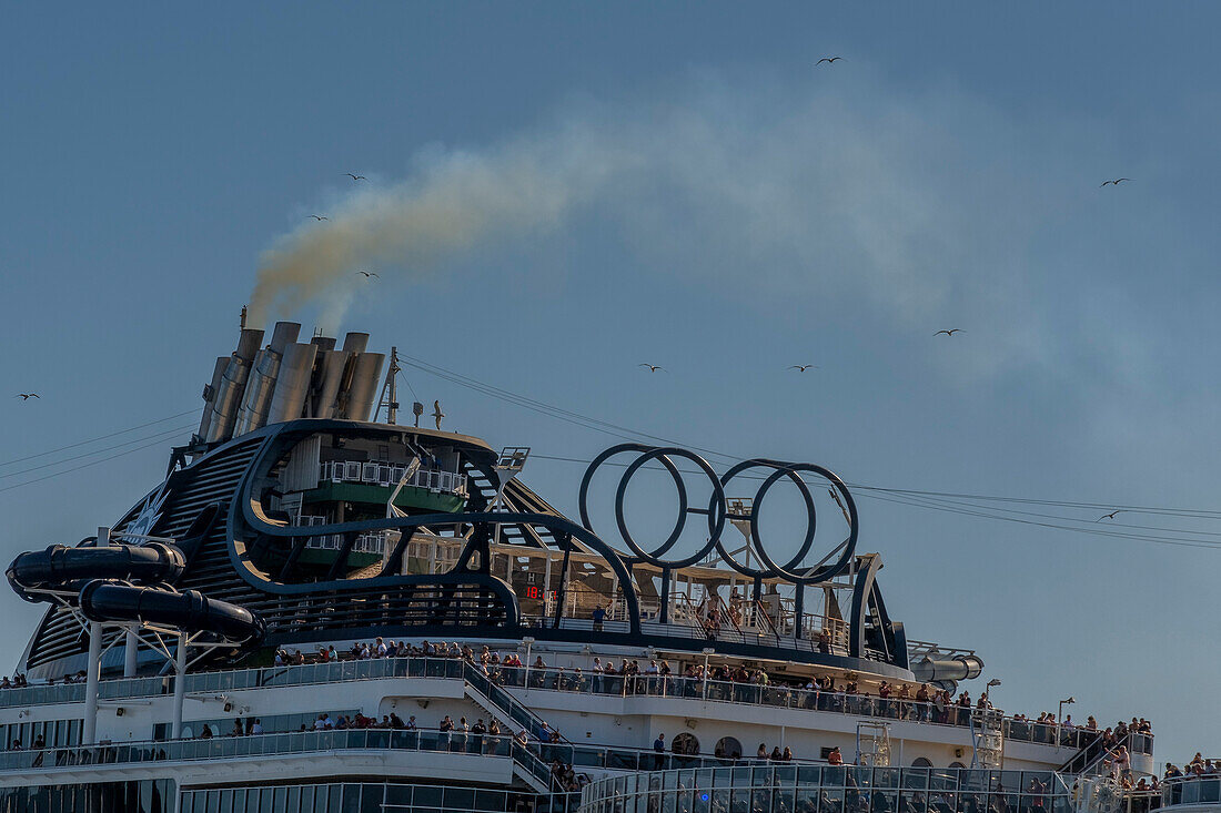 Kreuzfahrtschiff im Hafen von Barcelona stößt Rauch aus, Barcelona, Spanien