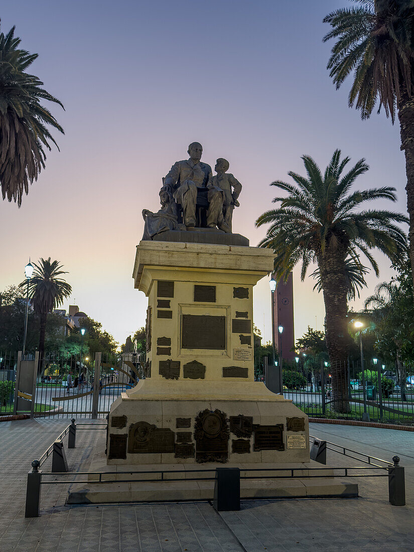 Statue von Domingo F. Sarmiento auf der Plaza 25 de Mayo in San Juan, Argentinien. Er war ein argentinischer Staatsmann und Präsident von Argentinien und stammte aus San Juan.