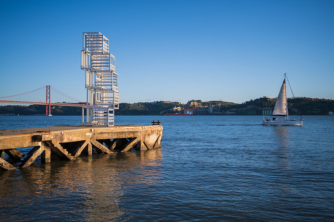 Flussufer-Skulptur Escultura de Luz und Brücke Ponte 25 de Abril am Fluss Tejo, Belem, Lissabon, Portugal
