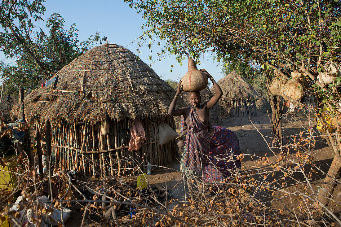 mursi tribe in southern Ethiopia, – License image – 13898850 lookphotos