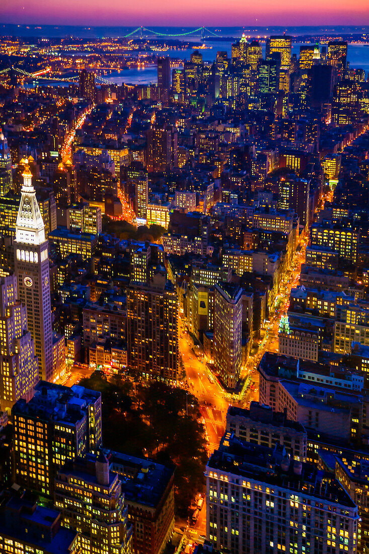 Das Flatiron-Gebäude und das MLIT bei Nacht vom Empire State Building aus, NYC, USA