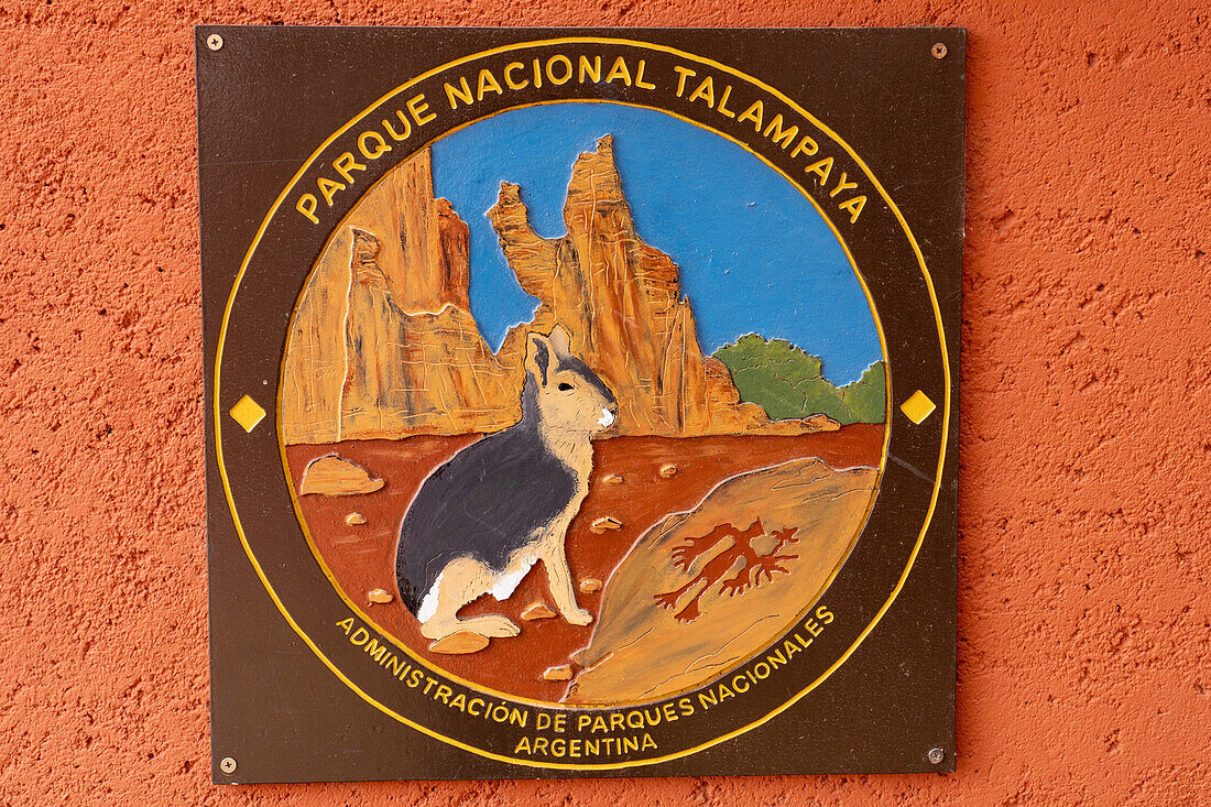 Die kaninchenähnliche Patagonische Mara auf einem Parkschild im Talampaya National Park in der Provinz La Rioja, Argentinien.