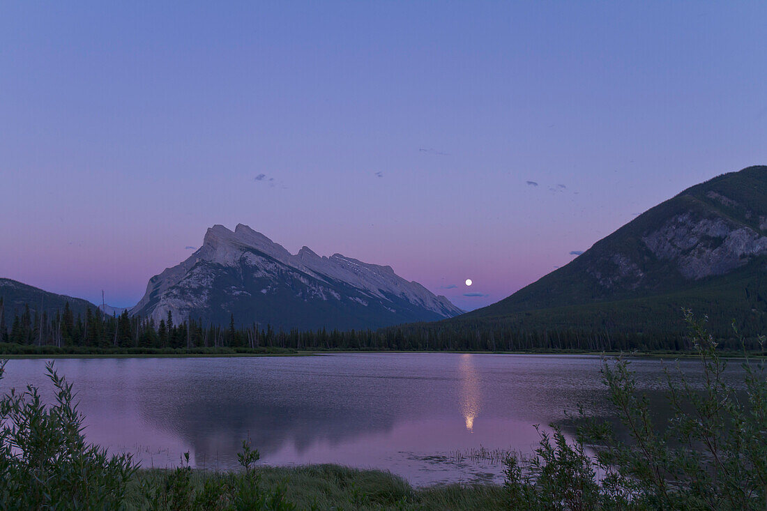 Mondaufgang 1 Tag vor Vollmond, über Vermilion Lakes in Banff, Alberta. Mondaufgang zwischen Mt Rundle und Sulphur Mountain. 16-35mm Zoom bei 18mm mit Canon 7D. Teil einer 700 Bilder umfassenden Zeitraffersequenz.