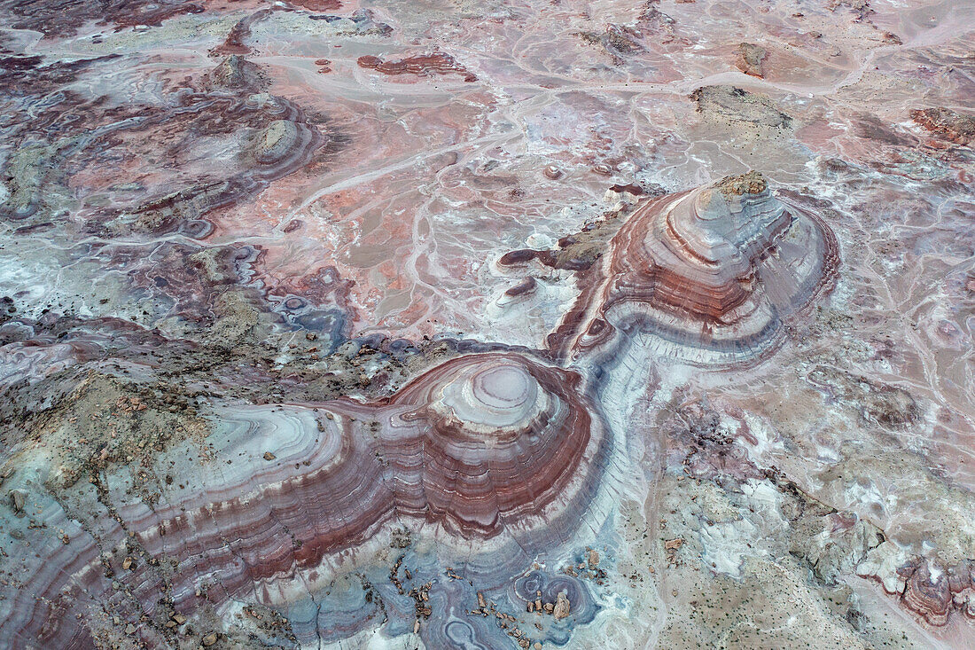 Luftaufnahme der farbenprächtigen Bentonite Hills, in der Nähe von Hanksville, Utah.