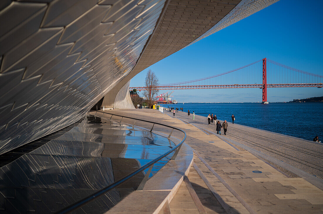 MAAT (Museum für Kunst, Architektur und Technologie) Kunsthalle, entworfen von der britischen Architektin Amanda Levete, und Brücke Ponte 25 de Abril, Belem, Lissabon, Portugal